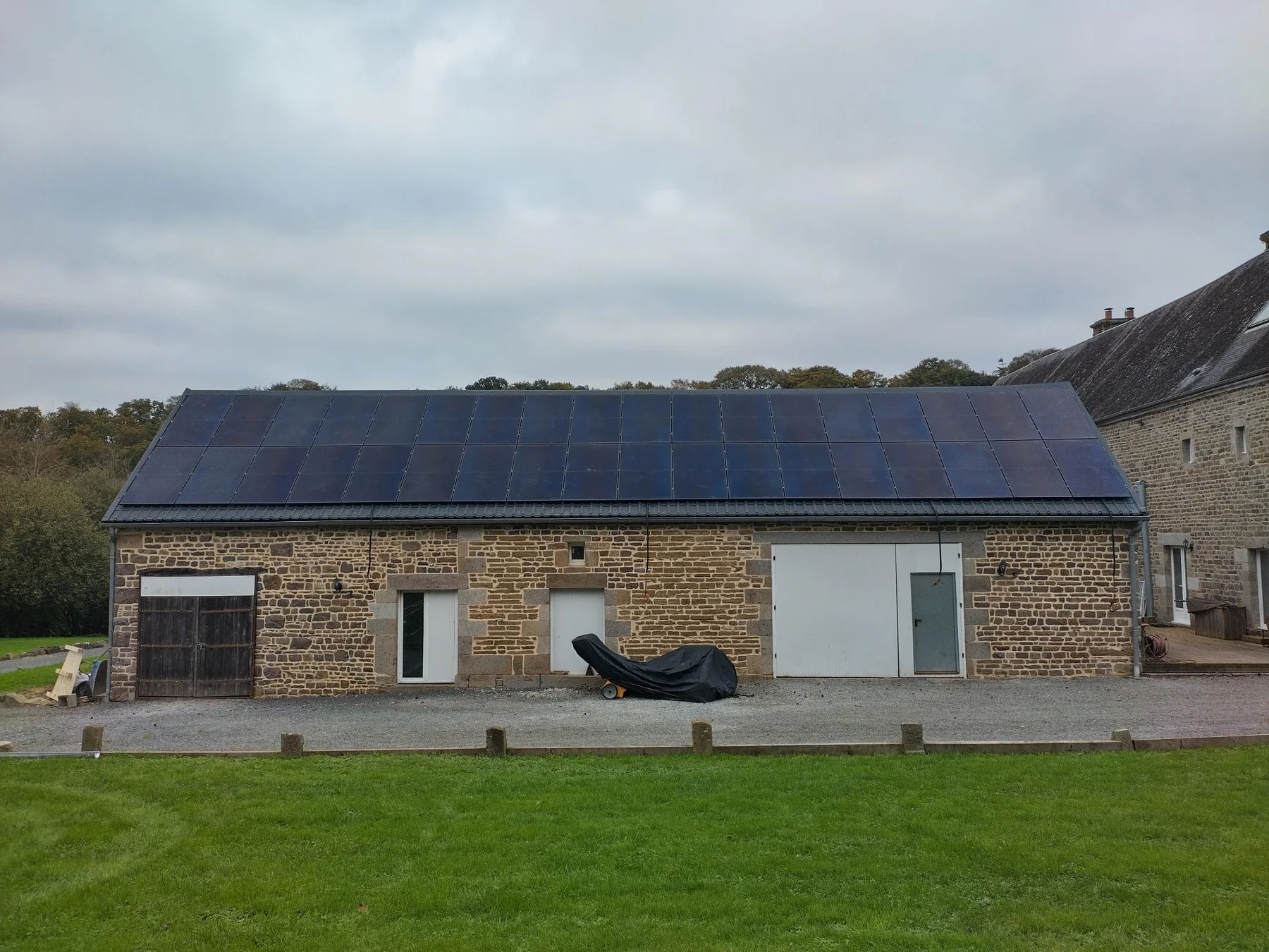 Installation photovoltaïque Libre-Élec sur un bâtiment en pierre